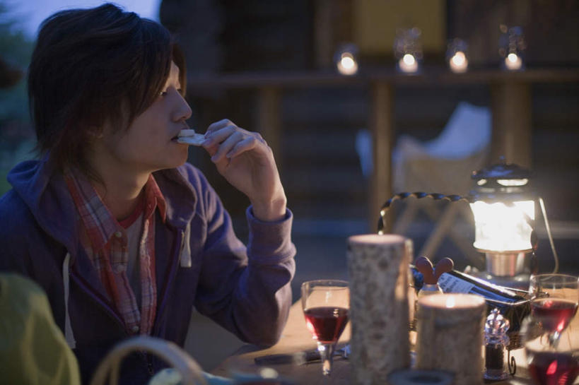 点心,面包,红酒,葡萄酒,东方人,两个人,伙伴,朋友,坐,闭眼,吃,横图,室外,白天,正面,友谊,日落,餐桌,桌子,杯子,椅子,照明,亚洲,握,服装,朦胧,模糊,高脚杯,木椅,晚霞,霞光,落日,灯光,食品,面点,红酒杯,酒类,拿,拿着,休闲装,黄种人,玻璃制品,灯,酒,食物,糕点,饮料,衣服,黄昏,酒杯,灯具,休闲,休闲服,红葡萄酒,彩霞,握着,服饰,餐台,照亮,葡萄酒杯,照明设备,油灯,夕照,薄暮,友情,男人,男性,年轻男性,亚洲人,玻璃杯,夕阳,闭眼睛,闭着眼,闭着眼睛,嚼,食,坐着,半身,彩图,傍晚,斜阳