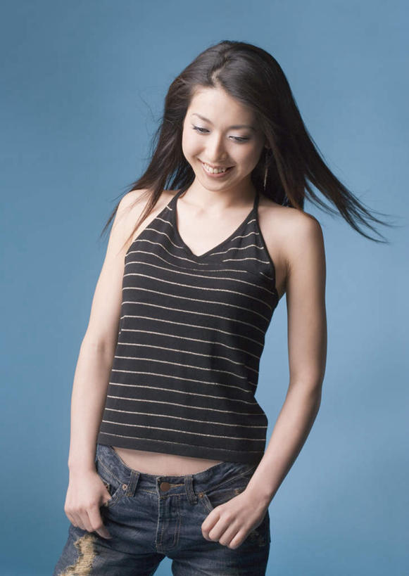 东方人,一个人,站,笑,微笑,露齿笑,竖图,室内,白天,正面,吊带,亚洲,仅一个年轻女性,仅一个女性,仅一个人,蓝色背景,条纹,服装,裤子,飘扬,注视,吊带衫,牛仔裤,黄种人,衣服,黑色,低头,观察,看,站着,摄影,服饰,影棚,观看,飘逸,察看,双手插袋,衣着,穿着,关注,飞扬,手插袋,双手抄兜,双手放兜,垂头,衣饰,年轻女性,女人,女性,亚洲人,长发,插兜,两手抄兜,两手放兜,手插兜,手放口袋,站立,半身,彩图,影棚拍摄,拍摄,手抄兜