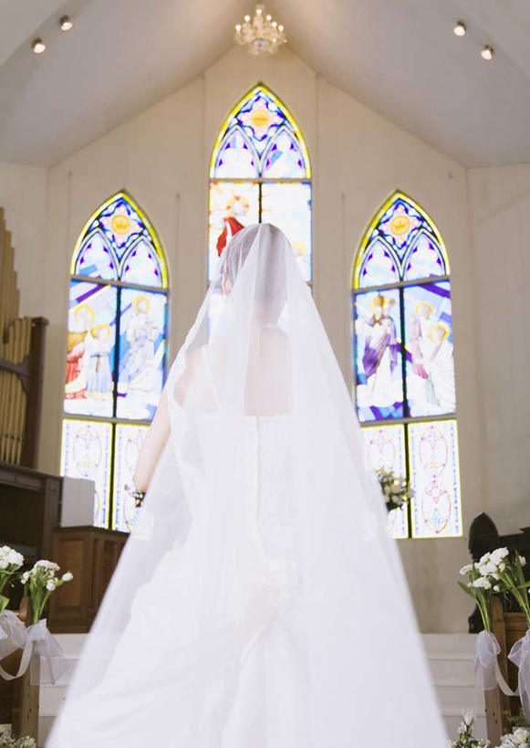 东方人,一个人,新娘,教堂,站,竖图,室内,白天,婚纱,爱情,婚礼,快乐,幸福,纯洁,热情,玫瑰,亚洲,仅一个年轻女性,仅一个女性,仅一个人,头纱,节日,庆祝,盛开,墙,玫瑰花,结婚,浪漫,花蕾,黄种人,文化,墙壁,墙面,花,花瓣,花朵,鲜花,背面,白色,花苞,花蕊,祈祷,站着,健康,温暖,温馨,喜庆,恩爱,许愿,宗教,信仰,纪念,祈求,和睦,感动,信念,尊敬,彩绘玻璃,彩色玻璃,教堂玻璃,艺术玻璃,平安,天真,刺玫花,徘徊花,年轻女性,女人,女性,亚洲人,站立,半身,彩图,婚礼服,礼服,高兴,大教堂,礼拜堂,婚礼头纱,融洽