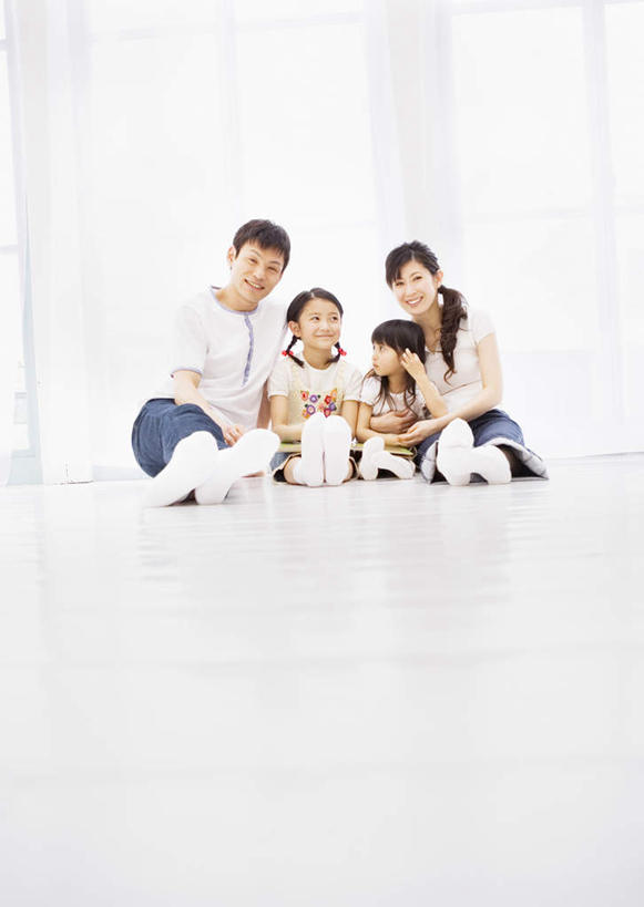 东方人,儿童,四个人,家庭,夫妻,母亲,父亲,女儿,坐,笑,微笑,露齿笑,竖图,室内,白天,正面,爱情,纯洁,卧室,书籍,亚洲,一排,握,阴影,服装,整齐,反射,影子,地面,浪漫,拿,拿着,注视,休闲装,黄种人,排列,小孩,衣服,画册,观察,看,休闲,温暖,温馨,父女,母女,一家人,休闲服,恩爱,父爱,可爱,母爱,童年,童趣,握着,恋人,服饰,观看,和睦,察看,队列,关注,童真,烂漫,无邪,天真,男人,男性,年轻男性,年轻女性,女孩,女人,女性,亚洲人,孩子,年轻人,夫妇,情侣,书,图书,坐着,彩图,全身,睡房,卧房,伴侣,融洽,女生