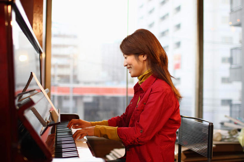 东方人,一个人,音乐家,坐,笑,微笑,露齿笑,横图,室内,白天,侧面,键盘,窗户,落地窗,椅子,亚洲,仅一个年轻女性,仅一个女性,仅一个人,阴影,服装,反射,影子,钢琴,乐器,弹奏,注视,休闲装,黄种人,玻璃窗,衣服,红色,观察,看,休闲,休闲服,服饰,观看,察看,键盘乐器,关注,年轻女性,女人,女性,亚洲人,乐师,演奏家,音乐工作者,坐着,半身,彩图