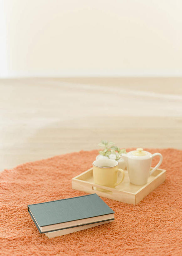 无人,竖图,俯视,室内,特写,白天,幸福,茶,地毯,杯子,书籍,玻璃,阴影,朦胧,模糊,装饰,编织,反射,壶,影子,手工艺品,茶叶,织物,娱乐,玻璃制品,水壶,茶壶,容器,水杯,工艺品,享受,休闲,温馨,橙色,放松,乐趣,华丽,修饰,点缀,提神,舒适,醒脑,衬托,美观,雅致,雅观,茶杯,书,图书,彩图,高角度拍摄