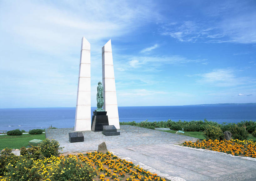 无人,横图,室外,白天,正面,旅游,度假,草地,草坪,海浪,海洋,花海,花圃,美景,沙滩,植物,标志建筑,道路,地标,建筑,路,叶子,雕塑,北海道,日本,亚洲,阴影,艺术,装饰,盛开,光线,雕刻,雕像,沙子,影子,海岸,景观,浪花,云,云朵,纪念碑,小路,交通,沙地,花蕾,云彩,娱乐,建设,草,花,花瓣,花朵,花卉,鲜花,蓝色,绿色,白云,蓝天,天空,阳光,自然,海水,工艺品,花丛,花束,花田,天,花苞,花蕊,享受,休闲,旅游胜地,景色,放松,晴朗,纪念,美术,自然风光,主题,陈列,海景,东亚,日本国,北海道地方,北海道岛,功能,美学,稚内,稚内市,宗谷支厅,大海,风浪,海,海水的波动,海滩,近岸浪,涌浪,晴空,彩图,宗谷岬