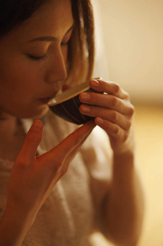 东方人,一个人,坐,闭眼,竖图,室内,白天,侧面,幸福,茶,杯子,亚洲,仅一个年轻女性,仅一个女性,仅一个人,喝,握,阴影,服装,朦胧,模糊,反射,影子,茶叶,一杯,休闲装,黄种人,娱乐,衣服,水杯,低头,享受,休闲,温馨,休闲服,放松,乐趣,握着,服饰,提神,舒适,醒脑,年轻女性,女人,女性,亚洲人,茶杯,闭眼睛,闭着眼,闭着眼睛,坐着,半身,彩图