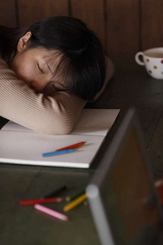 东方人,一个人,闭眼,睡,竖图,室内,白天,侧面,桌子,龟,杯子,亚洲,仅一个年轻女性,仅一个女性,仅一个人,阴影,服装,反射,爬行动物,瓷器,影子,记事本,咖啡杯,陶瓷制品,休闲装,黄种人,一个,衣服,动物,本子,笔记本,趴着,休闲,健康,休闲服,服饰,单个,坚定,瓷杯,水龟,长寿,年轻女性,女人,女性,亚洲人,闭眼睛,闭着眼,闭着眼睛,困,困觉,趴,寝息,睡觉,半身,彩图