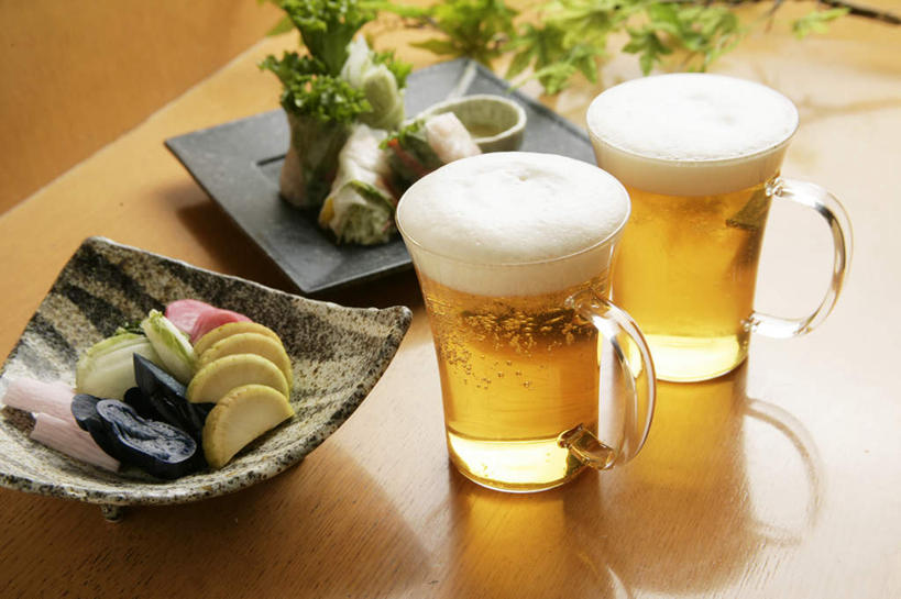啤酒,无人,横图,俯视,室内,特写,白天,烹饪,餐桌,桌子,黄瓜,蔬菜,杯子,餐具,阴影,朦胧,模糊,新鲜,反射,碟子,盘,影子,陶瓷,日本料理,料理,食品,陶瓷制品,酒类,菜肴,美食,玻璃制品,酒,食物,腌制,饮料,两个,盘子,容器,水杯,碟,碗,日式料理,日式,佳肴,有机食品,绿色食品,餐台,储藏,储存,酸黄瓜,腌渍,玻璃杯,青瓜,胡瓜,彩图,高角度拍摄,清脆,爽口,贮存