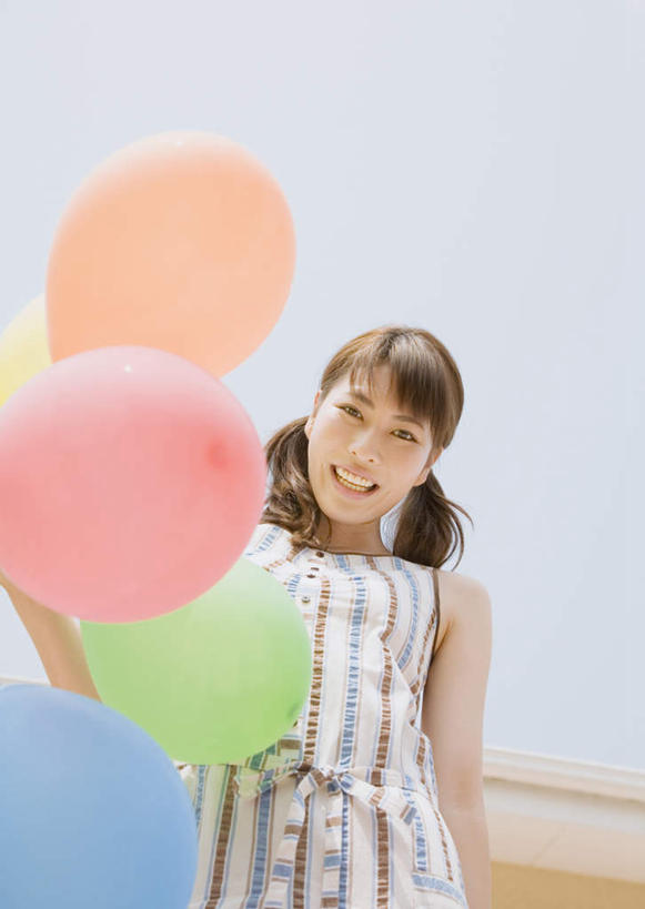 东方人,一个人,站,笑,微笑,露齿笑,竖图,室外,白天,仰视,裙子,亚洲,仅一个年轻女性,仅一个女性,仅一个人,握,阴影,连衣裙,装饰,光线,影子,塑料,拿,拿着,注视,黄种人,蓝色,蓝天,天空,阳光,气球,塑料制品,天,低头,观察,看,站着,四个,橡胶,握着,晴朗,观看,华丽,修饰,点缀,察看,关注,橡胶制品,万里无云,衬托,美观,雅致,雅观,年轻女性,女人,女性,亚洲人,晴空,晴空万里,站立,半身,彩图,低角度拍摄