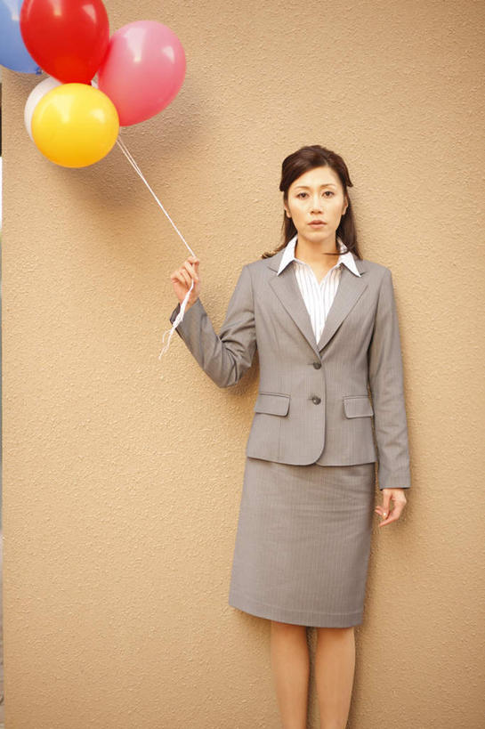 东方人,一个人,商务人士,商务女性,站,竖图,室外,白天,正面,亚洲,仅一个女性,仅一个人,握,套装,装饰,塑料,墙,棕色,拿,拿着,注视,黄种人,墙壁,墙面,粉色,黄色,红色,蓝色,气球,塑料制品,观察,看,站着,仅一个中年女性,四个,橡胶,握着,观看,华丽,修饰,点缀,察看,关注,商务装,工薪阶层,橡胶制品,衬托,美观,雅致,雅观,女人,女性,中年女性,亚洲人,白领,上班族,站立,半身,彩图