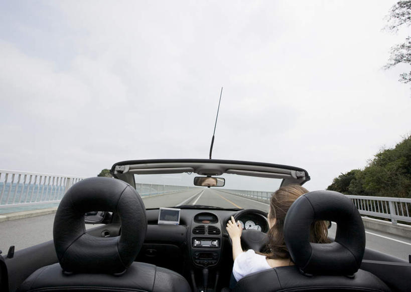 东方人,一个人,栏杆,坐,横图,室外,白天,旅游,度假,安全,机器,仪器,海浪,海洋,美景,植物,镜子,道路,路,公路,汽车,亚洲,仅一个年轻女性,仅一个女性,仅一个人,一辆,握,服装,反射,景观,浪花,围栏,交通,跑车,休闲装,黄种人,娱乐,设备,护栏,车,树,树木,背面,衣服,绿色,天空,自然,海水,方向盘,交通工具,天,驾驶,行驶,享受,休闲,休闲服,景色,放松,握着,服饰,后视镜,生长,成长,镜像,控制,生命,镜面,自然风光,载具,敞篷跑车,海景,光学,侧视镜,年轻女性,女人,女性,亚洲人,大海,风浪,海,海水的波动,近岸浪,涌浪,马路,坐着,半身,彩图