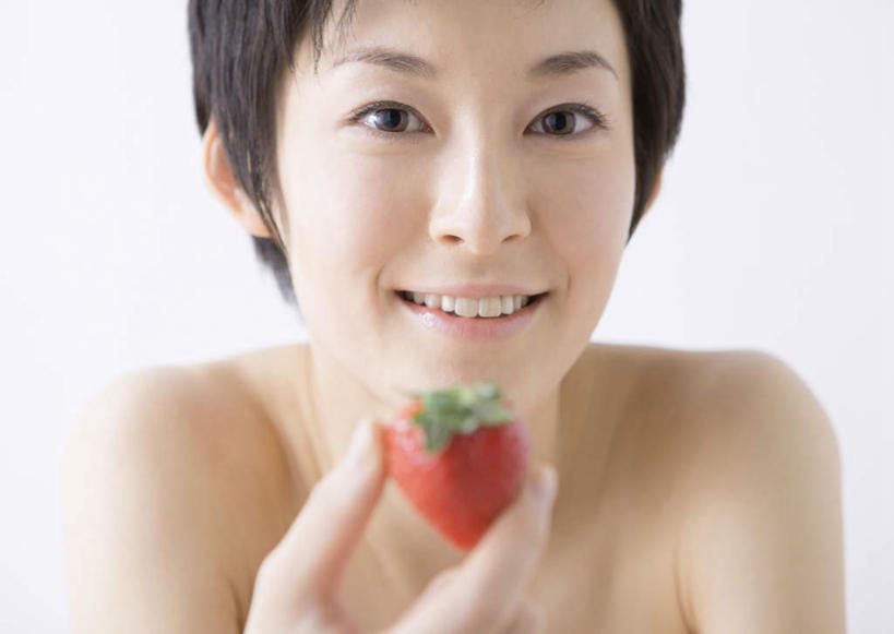 东方人,脸,头,脸颊,手,一个人,笑,微笑,露齿笑,横图,室内,特写,白天,白色背景,正面,草莓,浆果,水果,亚洲,仅一个年轻女性,仅一个女性,仅一个人,握,新鲜,生食,食品,果实,拿,拿着,注视,黄种人,裸露,肩膀,食物,观察,看,手部,握着,摄影,有机食品,绿色食品,影棚,观看,单手,察看,关注,裸,年轻女性,女人,女性,亚洲人,头部,脸部,脸蛋,面部,洋莓,水果皇后,红莓,地莓,半身,彩图,影棚拍摄,拍摄