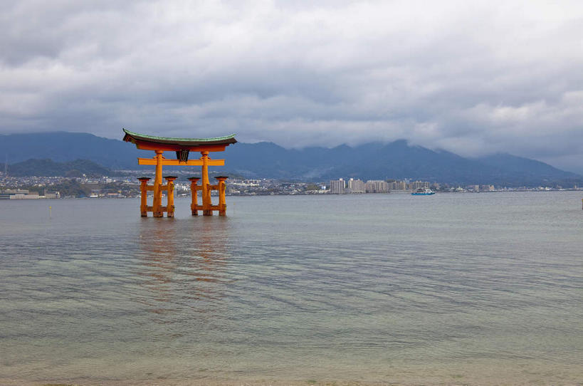 无人,横图,室外,白天,正面,旅游,度假,湖,湖泊,山,山脉,水,标志建筑,地标,建筑,日本,亚洲,波纹,节日,鸟居,湖面,山峰,水流,水面,神社,涟漪,山峦,文化,娱乐,建设,倒影,水纹,波浪,湖水,群山,祈祷,享受,休闲,健康,旅游胜地,放松,许愿,宗教,信仰,纪念,神道,祈求,祭祀,倒映,东亚,日本国,水晕,神道教,反照,社屋,平安,彩图
