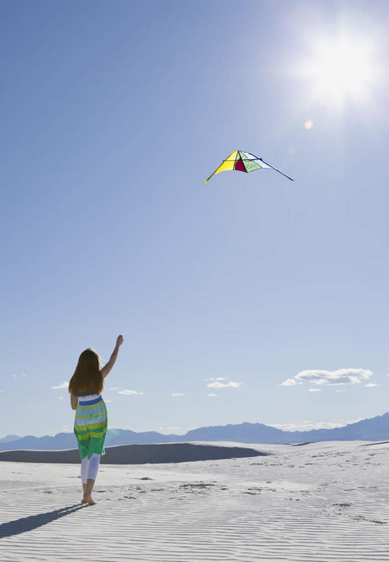 西方人,儿童,一个人,公园,站,举,竖图,室外,白天,仰视,裙子,旅游,度假,纯洁,美景,太阳,欧洲,美国,欧洲人,仅一个女性,仅一个人,阴影,连衣裙,光线,影子,景观,云,云朵,云彩,娱乐,小孩,蓝色,白云,蓝天,天空,阳光,自然,风筝,天,托,站着,仅一个小孩,享受,休闲,景色,放松,可爱,童年,童趣,放风筝,晴朗,北美,北美洲,国家公园,纸鸢,自然风光,美洲,童真,烂漫,无邪,新墨西哥,放鹞子,鹞,鹞子,鸢,木鸢,新墨西哥州,北亚美利加洲,亚美利加洲,迷人之地,迷人之州,白沙国家纪念碑,白沙国家公园,天真,女孩,女人,女性,白种人,孩子,晴空,举起,举手,举着,向上举,向上伸,向上托,站立,彩图,低角度拍摄,全身,眩光,女生