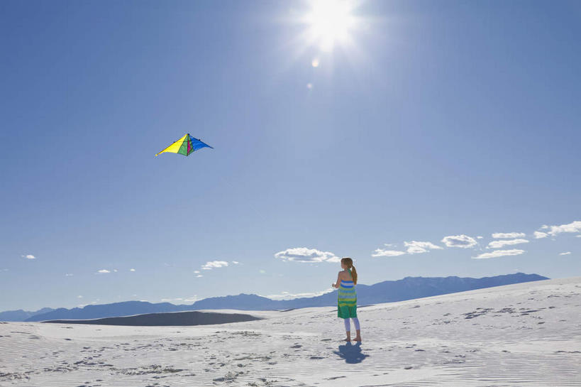 西方人,儿童,一个人,公园,站,横图,室外,白天,仰视,裙子,旅游,度假,纯洁,美景,太阳,欧洲,美国,欧洲人,仅一个女性,仅一个人,握,阴影,连衣裙,光线,影子,景观,云,云朵,云彩,娱乐,小孩,蓝色,白云,蓝天,天空,阳光,自然,风筝,天,站着,仅一个小孩,享受,休闲,景色,放松,可爱,童年,童趣,放风筝,握着,晴朗,北美,北美洲,国家公园,纸鸢,自然风光,美洲,童真,烂漫,无邪,新墨西哥,放鹞子,鹞,鹞子,鸢,木鸢,新墨西哥州,北亚美利加洲,亚美利加洲,迷人之地,迷人之州,白沙国家纪念碑,白沙国家公园,天真,女孩,女人,女性,白种人,孩子,晴空,站立,彩图,低角度拍摄,全身,眩光,女生