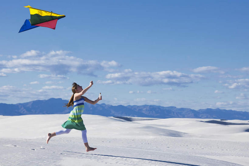 西方人,儿童,一个人,公园,跑,举,横图,室外,白天,侧面,裙子,旅游,度假,纯洁,美景,沙漠,山,山脉,欧洲,美国,欧洲人,仅一个女性,仅一个人,阴影,连衣裙,光线,影子,景观,山峰,云,云朵,山峦,云彩,注视,娱乐,小孩,蓝色,白云,蓝天,天空,阳光,自然,风筝,群山,天,观察,看,托,仅一个小孩,享受,休闲,景色,放松,可爱,童年,童趣,放风筝,晴朗,观看,察看,北美,北美洲,国家公园,纸鸢,关注,自然风光,美洲,童真,烂漫,无邪,新墨西哥,放鹞子,鹞,鹞子,鸢,木鸢,新墨西哥州,北亚美利加洲,亚美利加洲,迷人之地,迷人之州,白沙国家纪念碑,白沙国家公园,天真,女孩,女人,女性,白种人,孩子,大漠,砂漠,晴空,举起,举手,举着,跑步,抬头,向上举,向上伸,向上托,仰头,彩图,全身,女生