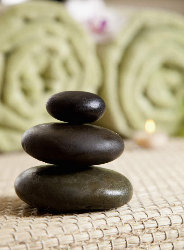 无人,竖图,俯视,室内,特写,白天,按摩,美容,石头,蜡烛,一堆,护肤,阴影,堆叠,堆积,朦胧,模糊,盛开,光线,纺织物,火焰,石子,影子,烛光,燃烧,花蕾,花,花瓣,花朵,鲜花,三个,黑色,毛巾,花苞,花蕊,点燃,清洁,保养,享受,休闲,鹅卵石,放松,SPA水疗,保健,温泉浴场,堆,保暖,高雅,按摩石,透气,养颜,防水,淡泊,花中君子,储水,耐磨,吸水,兰花,石块,矿泉疗养地,彩图,高角度拍摄,水疗