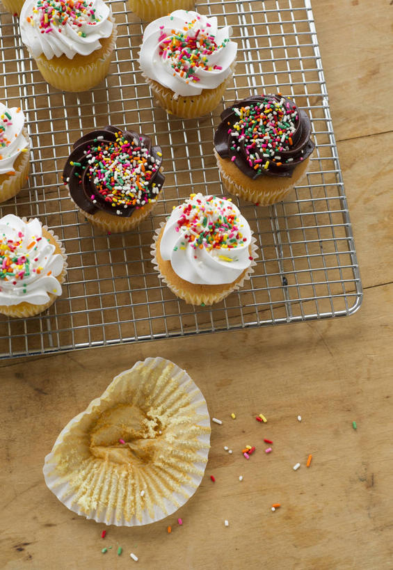 点心,无人,竖图,俯视,室内,特写,白天,烘焙,下午茶,桌面,桌子,金属制品,一排,许多,整齐,装饰,金属,木制,食品,很多,架子,食物,糕点,排列,木制品,巧克力,摄影,影棚,朱古力,纸托,华丽,修饰,点缀,队列,衬托,美观,雅致,雅观,冷却,冷却架,纸杯蛋糕,七彩米,纸托蛋糕,七彩糖针,巧克力针,朱古力针,蛋糕托,蛋糕托纸,蛋糕纸托,彩图,高角度拍摄,影棚拍摄,拍摄,蛋糕