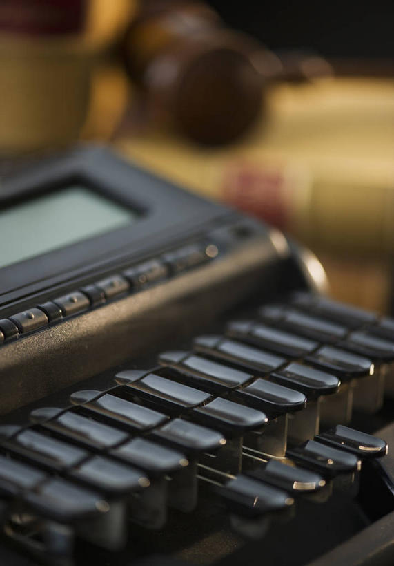 无人,竖图,室内,特写,白天,正面,桌子,静物,书籍,金属制品,一堆,阴影,堆叠,堆积,朦胧,模糊,反射,金属,影子,办公用品,一个,学习用品,拍卖槌,拍卖锤,单个,堆,文具用品,打字机,法槌,法锤,书,图书,彩图,速记机