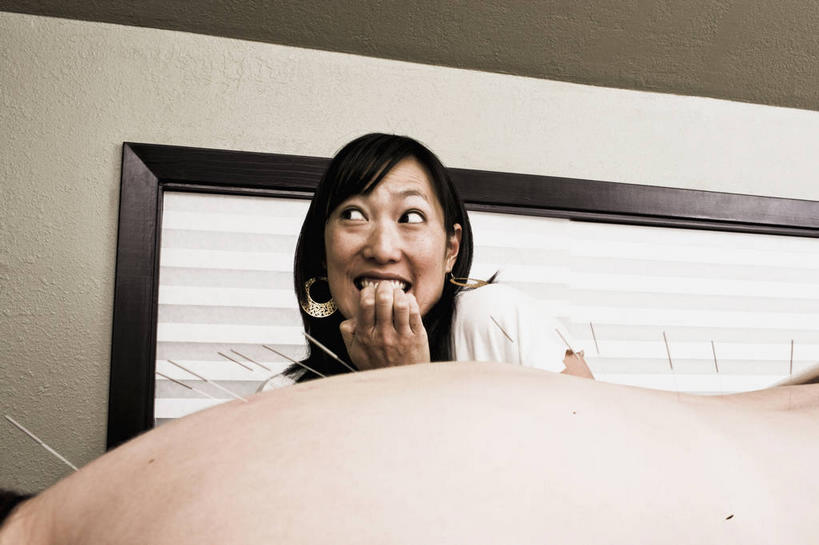 东方人,两个人,病人,护士,医院,坐,躺,横图,室内,白天,正面,工作服,制服,窗户,亚洲,咬,朦胧,模糊,医学,墙,注视,黄种人,文化,裸露,玻璃窗,墙壁,墙面,白色,观察,看,趴着,治疗,保健,观看,经络,咬着,察看,医疗,穴位,白衣天使,关注,中国文化,病患,裸,针灸,调和,中医,医治,医疗机构,工作制服,疏通,灸法,针法,中医学,卧着,女人,女性,中年女性,亚洲人,患者,就医者,趴,躺着,卧,坐着,半身,彩图,工作套服,病院,诊所,传统文化