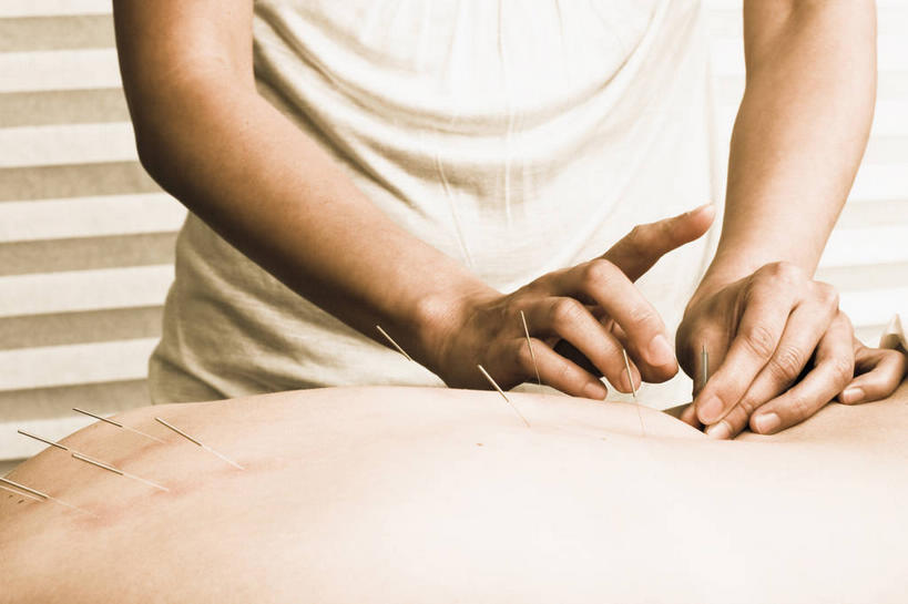 东方人,手,背部,两个人,病人,护士,医院,站,躺,横图,室内,特写,白天,正面,工作服,制服,窗户,亚洲,双手,握,朦胧,模糊,医学,墙,拿,拿着,黄种人,文化,玻璃窗,墙壁,墙面,白色,趴着,站着,手部,治疗,握着,保健,经络,医疗,穴位,白衣天使,中国文化,病患,针灸,调和,中医,医治,医疗机构,工作制服,疏通,灸法,针法,中医学,卧着,女人,女性,中年女性,亚洲人,患者,就医者,趴,躺着,卧,站立,半身,彩图,工作套服,病院,诊所,传统文化