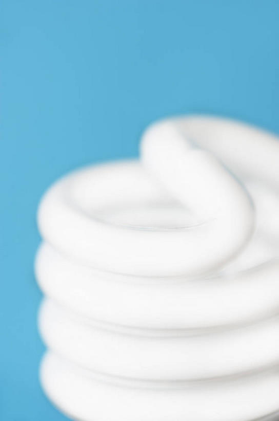 无人,竖图,室内,特写,白天,正面,节能,静物,照明,阴影,蓝色背景,环保,光线,灯泡,螺旋,影子,灯光,灯,节能灯,一个,灯具,摄影,影棚,能源,单个,照亮,低碳,照明工具,荧光灯,螺旋管节能灯,螺旋状,彩图,影棚拍摄,螺旋形,螺旋形状,螺旋型,拍摄