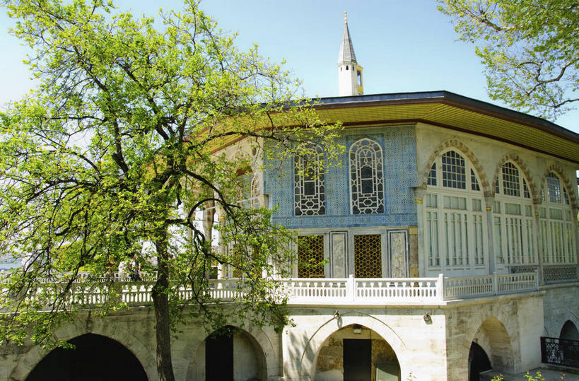 无人,博物馆,家,宫殿,横图,室外,白天,正面,旅游,度假,名胜古迹,植物,别墅,窗户,门,标志建筑,地标,建筑,土耳其,亚洲,阴影,研究,遗迹,光线,影子,房屋,墙,屋子,公寓,拱门,首都,教育,古迹,文物,娱乐,建设,古建筑,洋房,楼房,玻璃窗,墙壁,墙面,住宅,树,树木,蓝色,绿色,蓝天,天空,阳光,自然,门框,天,享受,休闲,旅游胜地,放松,生长,晴朗,成长,展览,欣赏,西亚,陈列,古文明,伊斯坦布尔,托普卡匹皇宫,万里无云,典藏,晴空,晴空万里,彩图,房子,土耳其共和国,托普卡帕宫,托普卡帕故宫