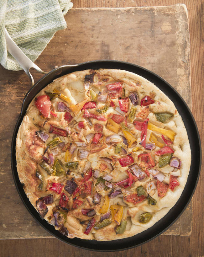 无人,竖图,俯视,室内,特写,白天,烹饪,西餐,桌面,桌子,阴影,反射,木制,圆形,图形,影子,圆,料理,食品,披萨,匹萨,几何,菜肴,美食,食物,一个,木制品,快餐,西式,佳肴,单个,比萨,数学,西式快餐,垃圾食品,意大利薄饼,彩图,高角度拍摄,几何图形,平面图形