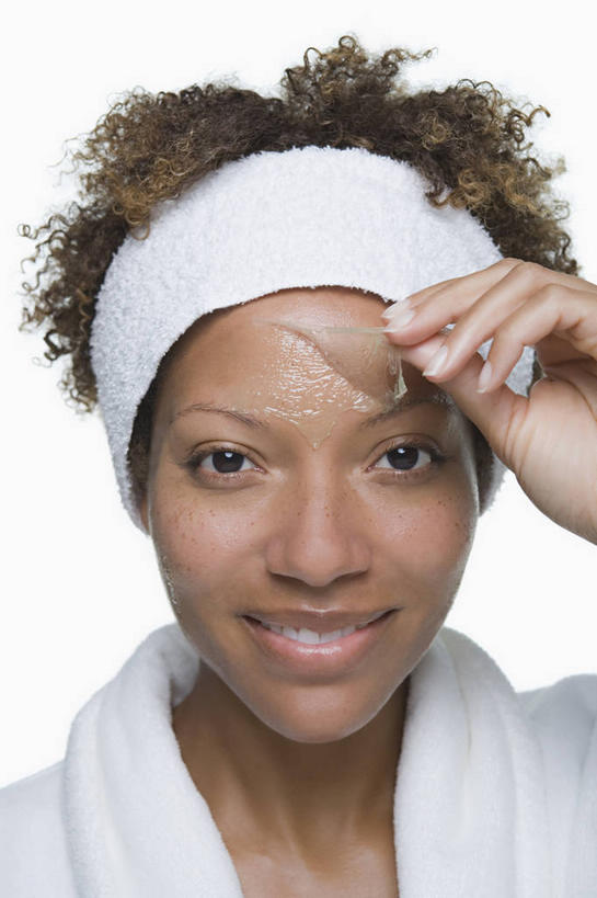 西方人,脸,头,脸颊,手,一个人,站,笑,微笑,露齿笑,竖图,室内,特写,白天,正面,浴袍,化妆,美容,欧洲,非洲,黑人,欧洲人,仅一个女性,仅一个人,护肤,握,美白,头巾,拿,拿着,注视,肩膀,化妆品,观察,看,清洁,站着,仅一个中年女性,保养,享受,休闲,手部,面膜,放松,去角质,握着,保健,观看,保湿,单手,撕开,察看,滋润,护肤品,化妆用品,关注,去死皮,护肤用品,舒缓,养颜,膏状,膏状面膜,去污,控油,紧肤,嫩肤,祛痘,去痘,祛角质,抗衰,再生,增白,补水,祛斑,抗皱,防皱,除皱,去皱,女人,女性,中年女性,非洲人,头部,脸部,脸蛋,面部,站立,半身,彩图,汤帷子,浴衣