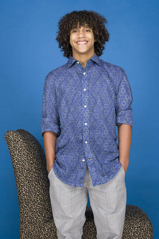 西方人,一个人,站,笑,微笑,露齿笑,竖图,室内,白天,正面,沙发,欧洲,非洲,黑人,欧洲人,仅一个男性,仅一个人,蓝色背景,服装,注视,休闲装,仅一个年轻男性,衣服,观察,看,站着,休闲,休闲服,摄影,服饰,影棚,观看,察看,双手插袋,关注,手插袋,布艺沙发,双手抄兜,双手放兜,男人,男性,年轻男性,非洲人,插兜,两手抄兜,两手放兜,手插兜,手放口袋,站立,半身,彩图,影棚拍摄,拍摄,手抄兜