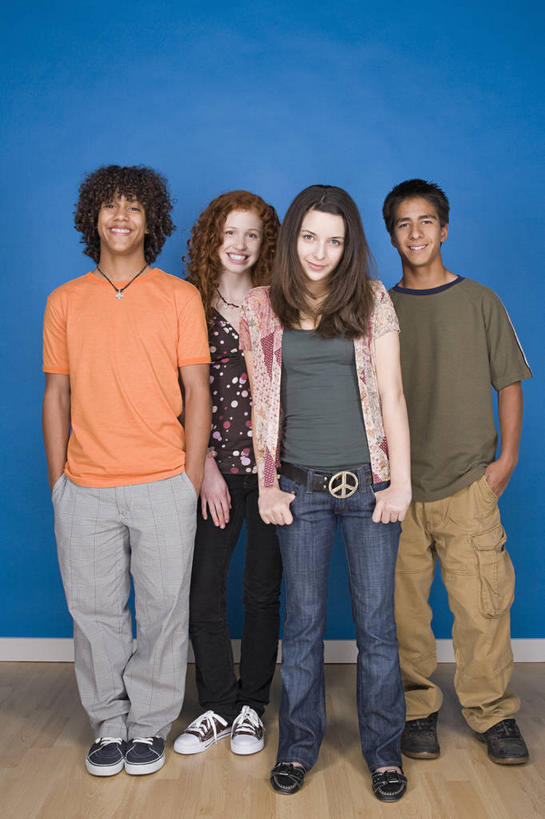 西方人,四个人,伙伴,朋友,站,笑,微笑,露齿笑,竖图,室内,白天,正面,友谊,地板,欧洲,非洲,黑人,欧洲人,蓝色背景,服装,地面,注视,休闲装,木地板,衣服,观察,看,站着,休闲,休闲服,摄影,服饰,影棚,观看,察看,双手插袋,关注,手插袋,双手抄兜,双手放兜,友情,男人,男性,年轻男性,年轻女性,女人,女性,白种人,非洲人,插兜,两手抄兜,两手放兜,手插兜,手放口袋,站立,彩图,全身,影棚拍摄,拍摄,手抄兜