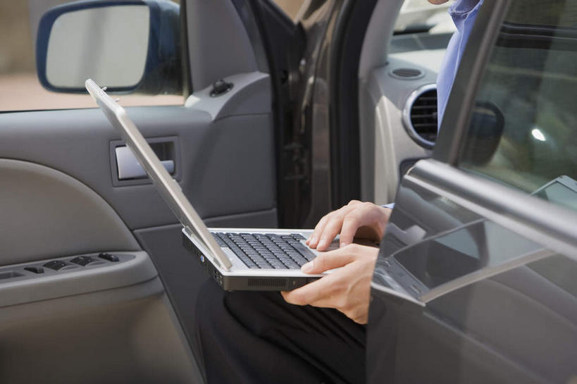 西方人,一个人,商务人士,商务男性,坐,横图,室外,白天,侧面,衬衫,安全,电脑,笔记本电脑,窗户,镜子,汽车,欧洲,欧洲人,仅一个男性,仅一个人,仅一个中年男性,敲打,握,套装,反射,网络,输入,通讯设备,玻璃窗,车,车窗,交通工具,轿车,打字,握着,后视镜,点击,敲击,镜像,无线,生命,镜面,载具,通信设备,商务装,无线网络,无线上网,便携式电脑,工薪阶层,光学,侧视镜,按键,手提电脑,男人,男性,中年男性,白种人,白领,上班族,坐着,半身,彩图,衬衣