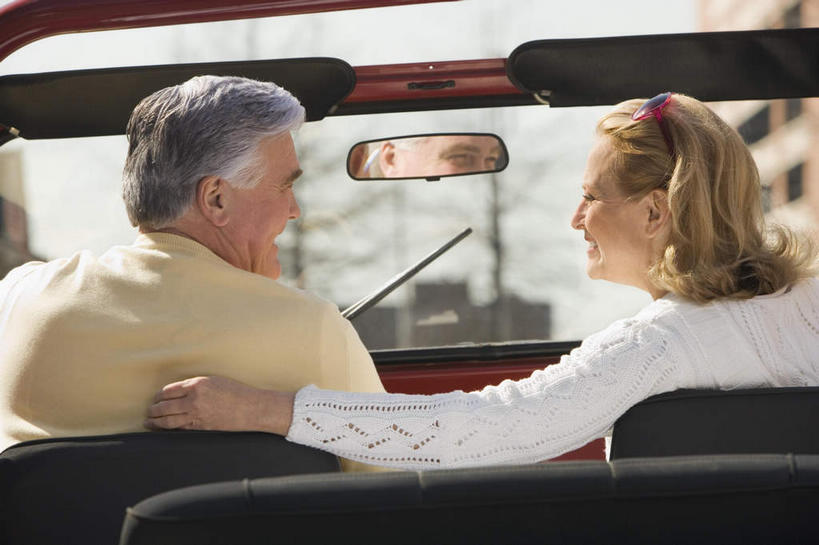 西方人,老年人,两个人,家庭,夫妻,坐,笑,微笑,露齿笑,横图,室外,白天,爱情,安全,镜子,越野车,汽车,欧洲,欧洲人,服装,反射,墨镜,眼镜,雨刷器,雨刷,浪漫,注视,休闲装,相视,车,背面,衣服,太阳镜,太阳眼镜,交通工具,观察,看,休闲,温暖,温馨,一家人,面对面,休闲服,遮阳镜,恩爱,恋人,服饰,后视镜,观看,对视,雨刮器,镜像,和睦,察看,互视,生命,镜面,关注,载具,相对,吉普车,相看,光学,侧视镜,刮雨器,老年男性,老年女性,男人,男性,女人,女性,白种人,夫妇,情侣,坐着,半身,彩图,伴侣,融洽