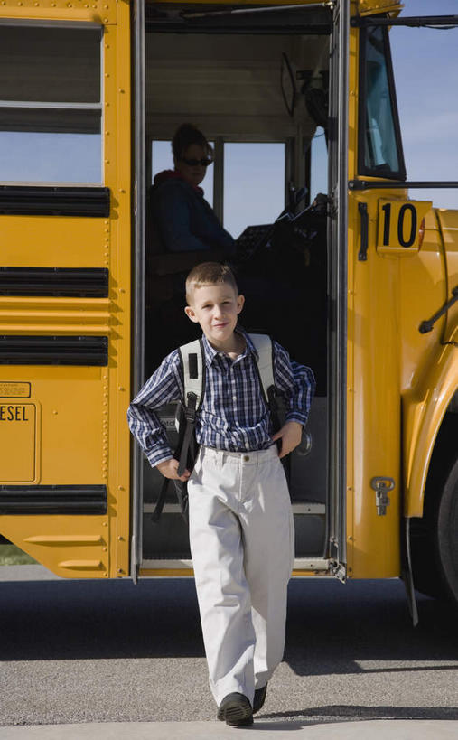 西方人,儿童,两个人,司机,坐,走,竖图,室外,白天,正面,纯洁,机器,仪器,公共汽车,欧洲,欧洲人,一辆,服装,包,书包,注视,休闲装,设备,车,小孩,衣服,背包,方向盘,交通工具,观察,驾驶,看,行驶,休闲,休闲服,可爱,童年,童趣,服饰,观看,控制,察看,关注,载具,校车,童真,烂漫,无邪,天真,男孩,男人,男性,中年男性,白种人,步行,散步,走路,坐着,彩图,全身,双肩包,男生