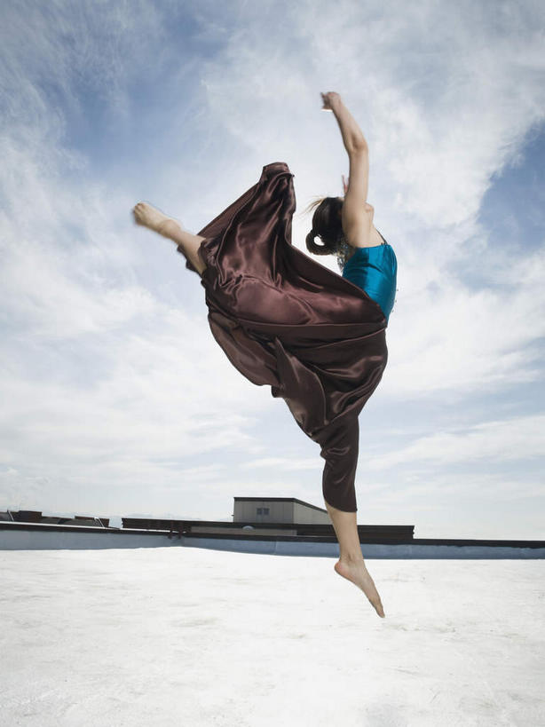 西方人,一个人,跳,举,竖图,室外,白天,仰视,裙子,跳舞,芭蕾,湖,湖泊,沙滩,水,欧洲,欧洲人,仅一个年轻女性,仅一个女性,仅一个人,阴影,连衣裙,光线,沙子,影子,河岸,河滩,湖面,水流,水面,云,云朵,沙地,半空,云彩,光脚,蓝色,白云,蓝天,天空,阳光,湖水,天,托,赤脚,晴朗,张开双腿,舞姿,展开双腿,芭蕾舞,年轻女性,女人,女性,白种人,晴空,举起,举手,举着,抬头,跳跃,向上举,向上伸,向上托,仰头,彩图,低角度拍摄,全身,舞蹈,伸展双腿