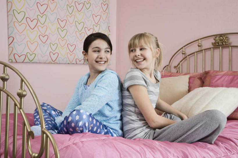 西方人,儿童,两个人,家庭,坐,笑,盘腿,微笑,露齿笑,横图,室内,白天,侧面,纯洁,安全,床,卧室,欧洲,欧洲人,睡衣,服装,墙,双人床,床单,扭头,依靠,注视,被子,相视,墙壁,墙面,小孩,衣服,观察,看,倚靠,转头,背靠背,温暖,温馨,一家人,面对面,可爱,童年,童趣,背对背,服饰,观看,对视,和睦,察看,被单,互视,衣着,穿着,关注,相对,童真,烂漫,无邪,相看,寝衣,衣饰,天真,信任,女孩,女人,女性,白种人,盘腿而坐,盘膝,盘着腿的,盘着腿坐,双腿交叉,坐着,彩图,全身,睡房,卧房,融洽,女生