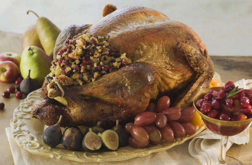 无人,横图,俯视,室内,特写,白天,烹饪,西餐,餐桌,桌面,桌子,鸡,苹果,梨,葡萄,无花果,萝卜,胡萝卜,蔬菜,餐具,水果,节日,庆祝,新鲜,装饰,碟子,盘,生食,料理,食品,果实,火鸡,烤肉,文化,蔬果,菜肴,美食,家禽,食物,动物,盘子,碟,庆典,烤鸡,香梨,西式,摄影,牲畜,佳肴,有机食品,绿色食品,影棚,餐台,纪念,华丽,修饰,点缀,配菜,感恩节,衬托,美观,雅致,雅观,七面鸟,吐绶鸡,映日果,树地瓜,生梨,山葫芦,蒲桃,奶浆果,蜜果,草龙珠,红萝卜,甘荀,彩图,高角度拍摄,影棚拍摄,拍摄