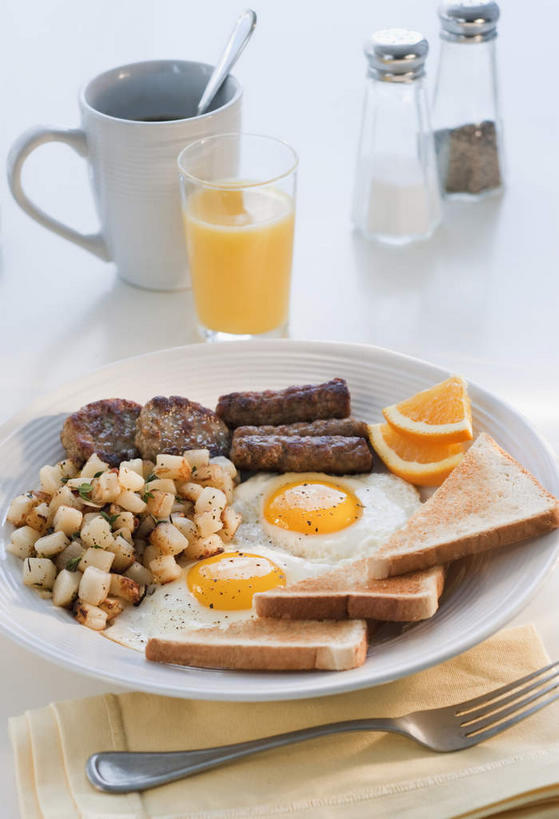 点心,面包,果汁,无人,竖图,俯视,室内,特写,白天,餐桌,桌面,桌子,柑橘,杯子,餐具,切开,阴影,反射,叉子,影子,勺子,蛋,调料,荷包蛋,鸡蛋,煎蛋,香肠,食品,面点,腊肠,饮品,调味品,调味料,调味瓶,玻璃制品,食物,糕点,饮料,排列,餐巾,水杯,调羹,汤匙,切,摄影,影棚,餐台,队列,可口,剖面,餐叉,切面,薯饼,卵,适口,煎鸡蛋,保洁方巾,口布,玻璃杯,进餐用具,橘子,桔子,橙子,橙,彩图,高角度拍摄,影棚拍摄,拍摄