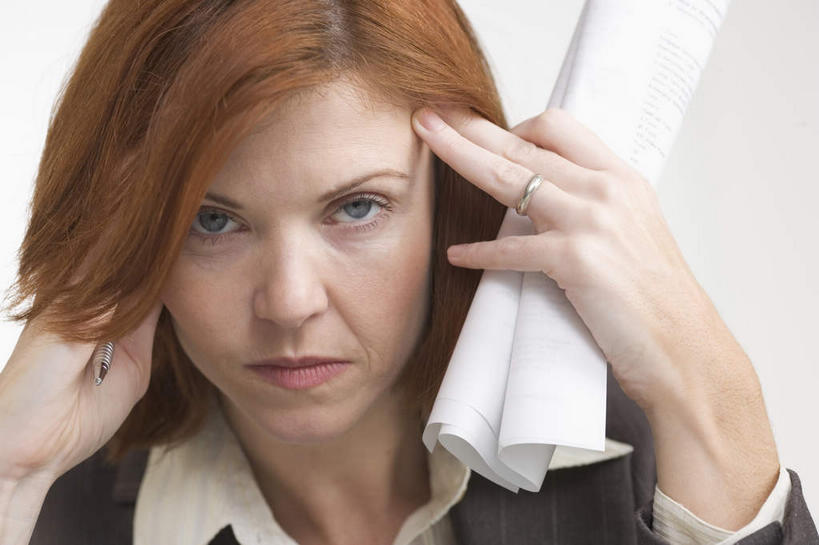 西方人,脸,头,脸颊,手,一个人,商务人士,商务女性,办公室,摸,横图,室内,特写,白天,正面,爱情,失败,欧洲,欧洲人,双手,仅一个女性,仅一个人,抚摸,握,套装,沮丧,材料,档案,文件,纸,浪漫,拿,拿着,注视,肩膀,装饰品,戒指,饰品,手稿,首饰,资料,观察,看,仅一个中年女性,难受,手部,恩爱,无奈,握着,观看,失望,悲伤,信物,证明,察看,伤心,难过,权利,关注,失落,文档,商务装,工薪阶层,颓废,挫败,受挫,落败,落空,错过,失足,失意,失策,失算,颓丧,衰颓,悲哀,懊丧,颓靡,气馁,丧气,手饰,败北,挫折,失利,女人,女性,中年女性,白种人,头部,脸部,脸蛋,面部,白领,上班族,触摸,接触,半身,彩图