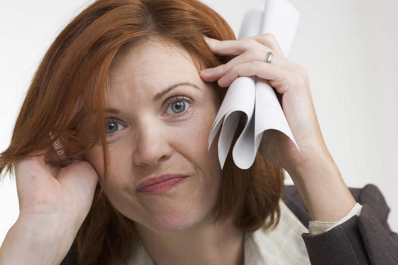 西方人,脸,头,脸颊,手,一个人,商务人士,商务女性,办公室,摸,横图,室内,特写,白天,正面,爱情,失败,欧洲,欧洲人,双手,仅一个女性,仅一个人,抚摸,握,套装,沮丧,材料,档案,文件,纸,浪漫,拿,拿着,注视,肩膀,装饰品,戒指,饰品,手稿,首饰,资料,观察,看,仅一个中年女性,难受,手部,恩爱,无奈,握着,观看,失望,悲伤,信物,证明,察看,伤心,难过,权利,关注,失落,文档,商务装,工薪阶层,颓废,挫败,受挫,落败,落空,错过,失足,失意,失策,失算,颓丧,衰颓,悲哀,懊丧,颓靡,气馁,丧气,手饰,败北,挫折,失利,女人,女性,中年女性,白种人,头部,脸部,脸蛋,面部,白领,上班族,触摸,接触,半身,彩图