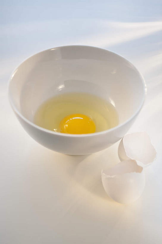 无人,竖图,俯视,室内,特写,白天,白色背景,餐桌,桌子,阴影,反射,影子,陶瓷,蛋,蛋白,蛋黄,蛋清,鸡蛋,陶瓷制品,一颗,一个,黄色,容器,碗,摄影,影棚,单个,餐台,储藏,储存,草鸡蛋,卵,彩图,高角度拍摄,影棚拍摄,拍摄,贮存