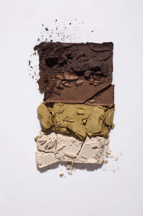 无人,竖图,俯视,室内,特写,白天,白色背景,化妆,美容,静物,一排,护肤,阴影,整齐,反射,粉末,影子,棕色,排列,彩妆,保养,享受,休闲,粉,眼影,放松,保健,摄影,影棚,队列,养颜,粉状,粉剂,彩图,高角度拍摄,影棚拍摄,拍摄