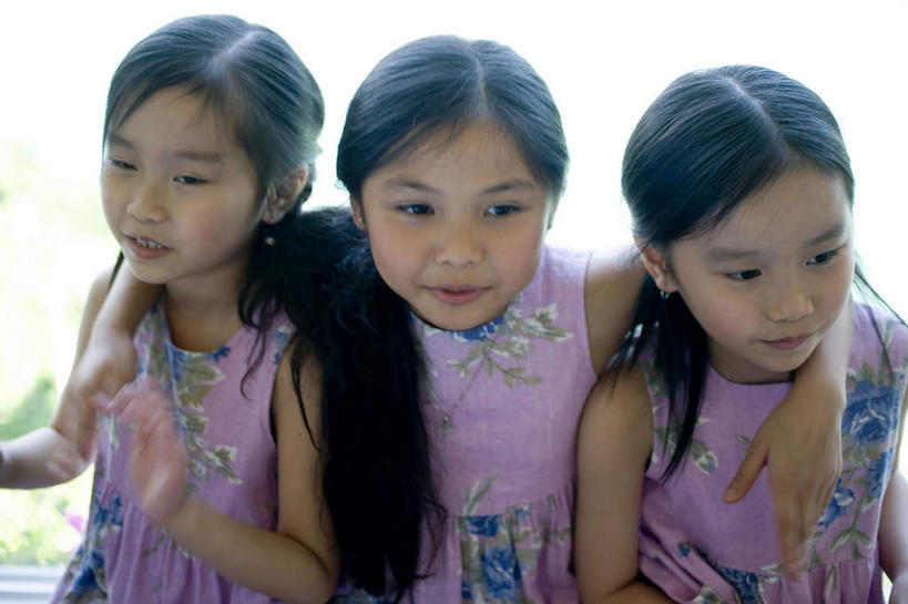 东方人,儿童,三个人,站,抱,横图,室内,白天,正面,纯洁,亚洲,阴影,服装,光线,影子,注视,休闲装,黄种人,小孩,衣服,阳光,观察,看,站着,休闲,休闲服,可爱,童年,童趣,服饰,抱着,观看,察看,搂着,关注,童真,烂漫,无邪,天真,女孩,女人,女性,亚洲人,怀抱,搂,搂抱,相抱,拥抱,站立,半身,彩图,三胞胎,女生