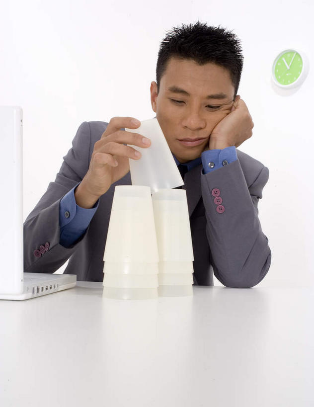 东方人,手,一个人,坐,竖图,室内,白天,正面,西装,电脑,笔记本电脑,杯子,亚洲,仅一个男性,仅一个人,一堆,许多,撑,阴影,堆叠,堆积,套装,正装,时间,反射,网络,时钟,影子,墙,计时,托腮,注视,职业装,黄种人,通讯设备,墙壁,墙面,仅一个年轻男性,水杯,钟表,观察,看,托,思考,手部,表,观看,堆,察看,无线,关注,托下巴,通信设备,无线网络,无线上网,便携式电脑,思虑,手提电脑,男人,男性,年轻男性,亚洲人,茶杯,钟,坐着,半身,彩图