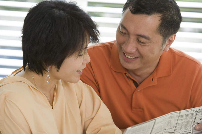 东方人,两个人,夫妻,笑,微笑,露齿笑,横图,室内,白天,正面,T恤衫,爱情,阅读,窗帘,报纸,亚洲,学习,浪漫,T恤,黄种人,耳环,看,恩爱,浏览,恋人,耳饰,男人,男性,女人,女性,中年男性,中年女性,亚洲人,夫妇,情侣,半身,彩图,伴侣