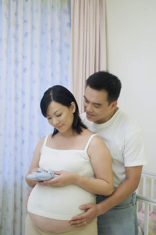 东方人,孕妇,两个人,夫妻,站,笑,微笑,竖图,室内,白天,正面,T恤衫,运动鞋,爱情,窗帘,鞋子,亚洲,握,裤子,浪漫,拿,T恤,拿着,吊带衫,牛仔裤,黄种人,装饰品,白色,戒指,饰品,首饰,站着,怀孕,恩爱,握着,恋人,休闲鞋,信物,待产,权利,手饰,妊娠,准妈妈,男人,男性,年轻男性,年轻女性,女人,女性,亚洲人,夫妇,情侣,产妇,站立,半身,彩图,伴侣