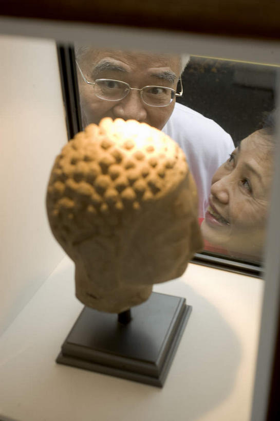 东方人,老年人,头发,两个人,家庭,夫妻,站,笑,微笑,露齿笑,竖图,俯视,室内,白天,爱情,亚洲,阴影,服装,朦胧,模糊,光线,眼镜,影子,灯光,浪漫,注视,休闲装,黄种人,衣服,白色,观察,看,站着,休闲,温暖,温馨,一家人,休闲服,恩爱,恋人,服饰,古董,观看,老花镜,和睦,察看,关注,古玩,鹤发,远视眼镜,老年男性,老年女性,男人,男性,女人,女性,亚洲人,夫妇,情侣,抬头,仰头,站立,半身,彩图,高角度拍摄,伴侣,融洽