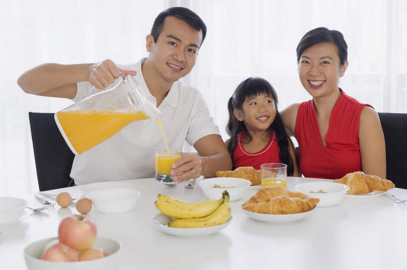 点心,面包,东方人,儿童,三个人,家庭,夫妻,母亲,父亲,女儿,坐,笑,微笑,露齿笑,横图,室内,白天,正面,爱情,纯洁,苹果,香蕉,杯子,餐具,水果,亚洲,四只,许多,阴影,服装,朦胧,模糊,新鲜,反射,刀叉,碟子,盘,影子,陶瓷,蛋,鸡蛋,生食,食品,面点,羊角面包,果实,陶瓷制品,浪漫,注视,休闲装,黄种人,食物,糕点,饮料,两个,小孩,衣服,盘子,容器,水杯,碟,碗,观察,看,两只,休闲,温暖,温馨,父女,母女,三口之家,一家人,休闲服,牛角面包,恩爱,父爱,可爱,母爱,童年,童趣,恋人,服饰,有机食品,绿色食品,观看,储藏,和睦,察看,储存,关注,童真,烂漫,无邪,一壶,卵,天真,男人,男性,年轻男性,年轻女性,女孩,女人,女性,亚洲人,孩子,年轻人,夫妇,情侣,茶杯,甘蕉,坐着,半身,彩图,伴侣,融洽,贮存,女生