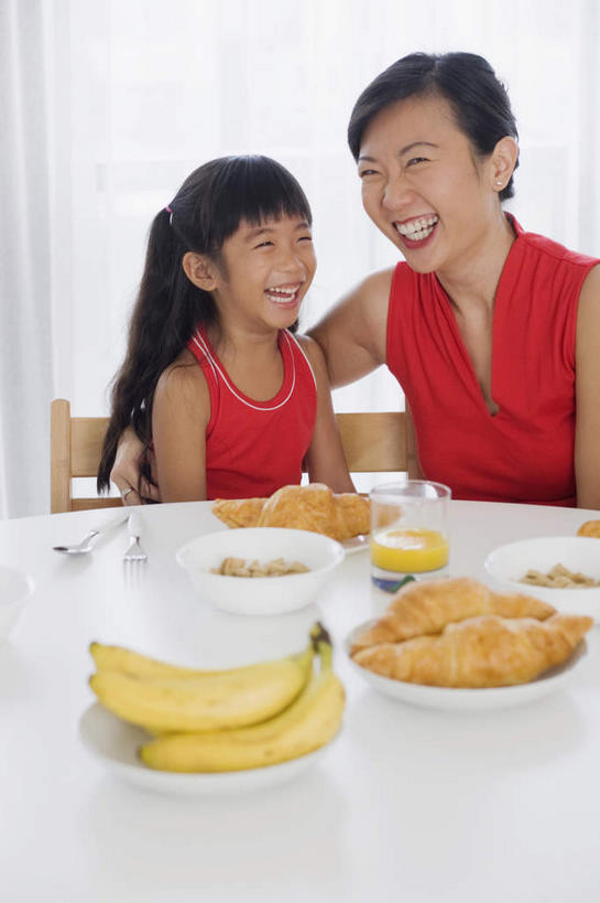 点心,面包,果汁,东方人,儿童,两个人,家庭,母亲,女儿,坐,笑,盘腿,微笑,露齿笑,竖图,室内,白天,正面,纯洁,餐桌,桌子,香蕉,杯子,餐具,水果,椅子,亚洲,一堆,堆叠,堆积,服装,新鲜,叉子,刀叉,刀子,陶瓷,木椅,生食,食品,面点,羊角面包,果实,陶瓷制品,注视,休闲装,黄种人,玻璃制品,食物,糕点,小孩,衣服,容器,水杯,碗,观察,看,休闲,温暖,温馨,母女,一家人,休闲服,牛角面包,可爱,母爱,童年,童趣,服饰,有机食品,绿色食品,餐台,观看,储藏,堆,和睦,察看,储存,关注,餐刀,童真,烂漫,无邪,餐叉,天真,年轻女性,女孩,女人,女性,亚洲人,孩子,年轻人,玻璃杯,进餐用具,甘蕉,盘腿而坐,盘膝,盘着腿的,盘着腿坐,双腿交叉,坐着,半身,彩图,融洽,贮存,女生