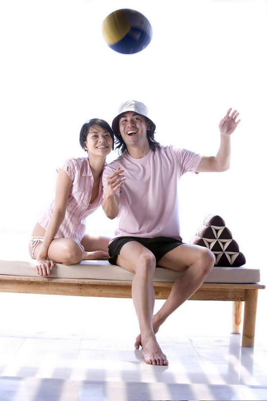 东方人,腿部,脚,脚趾,脚趾甲,腿,两个人,坐,跪,投,笑,微笑,露齿笑,竖图,室内,白天,仰视,泳装,比基尼,爱情,排球,床,地板,靠垫,杯子,帽子,亚洲,阴影,服装,朦胧,模糊,光线,影子,床单,靠枕,排球装备,地面,浪漫,注视,休闲装,黄种人,光脚,被子,运动器械,木地板,玻璃制品,衣服,水杯,遮阳帽,抱枕,枕头,观察,看,休闲,温暖,温馨,赤脚,休闲服,健身器械,恩爱,恋人,服饰,单人床,观看,和睦,察看,被单,关注,健身器材,排球运动,男人,男性,年轻男性,年轻女性,女人,女性,亚洲人,脚指甲,情侣,玻璃杯,跪着,抛,扔,撒,掷,坐着,彩图,低角度拍摄,全身,三点式,泳衣,伴侣,融洽,运动器材