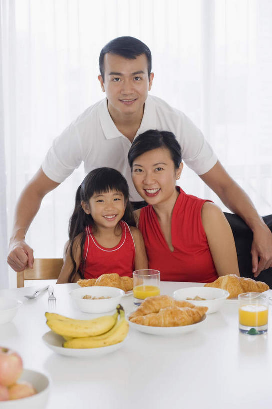 点心,面包,果汁,东方人,儿童,三个人,家庭,夫妻,母亲,父亲,女儿,站,坐,笑,微笑,露齿笑,竖图,室内,白天,正面,爱情,纯洁,餐桌,窗户,窗帘,落地窗,桌子,苹果,柑橘,香蕉,水果,亚洲,服装,新鲜,装饰,生食,橙汁,食品,面点,果实,饮品,两杯,浪漫,注视,休闲装,黄种人,玻璃窗,食物,糕点,饮料,小孩,衣服,帘子,观察,看,站着,休闲,温暖,温馨,父女,母女,三口之家,一家人,休闲服,遮阳,恩爱,父爱,可爱,母爱,童年,童趣,恋人,服饰,有机食品,绿色食品,餐台,观看,华丽,修饰,点缀,和睦,察看,关注,可口,童真,烂漫,无邪,衬托,美观,雅致,雅观,一碟,适口,天真,男人,男性,年轻男性,年轻女性,女孩,女人,女性,亚洲人,孩子,年轻人,夫妇,情侣,橘子,桔子,甘蕉,橙子,橙,站立,坐着,半身,彩图,伴侣,融洽,女生