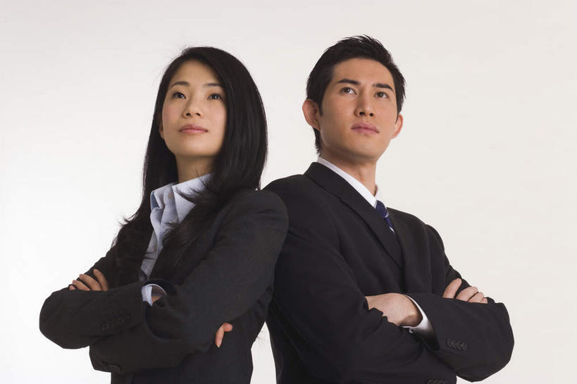 东方人,手,两个人,伙伴,朋友,商务人士,商务男性,商务女性,站,双手交叉,横图,室内,白天,白色背景,仰视,工作服,衬衫,制服,友谊,安全,合作,团队,亚洲,阴影,套装,光线,影子,墙,依靠,注视,黄种人,墙壁,墙面,观察,看,倚靠,站着,背靠背,手部,战略,背对背,摄影,影棚,观看,察看,双手抱胸,冠军,关注,商务装,工薪阶层,联合,合谋,工作制服,配合,协作,信任,男人,男性,年轻男性,年轻女性,女人,女性,亚洲人,白领,上班族,站立,半身,彩图,低角度拍摄,影棚拍摄,衬衣,工作套服,拍摄